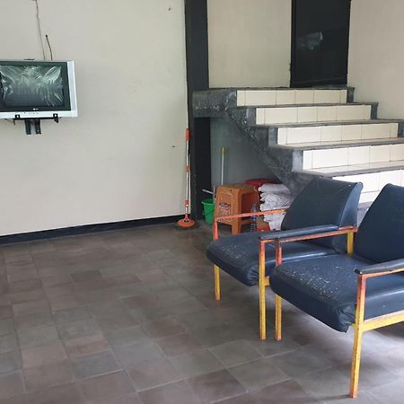Oyo Life 2090 Ratna Backpacker Syariah Hotel Probolinggo Eksteriør billede