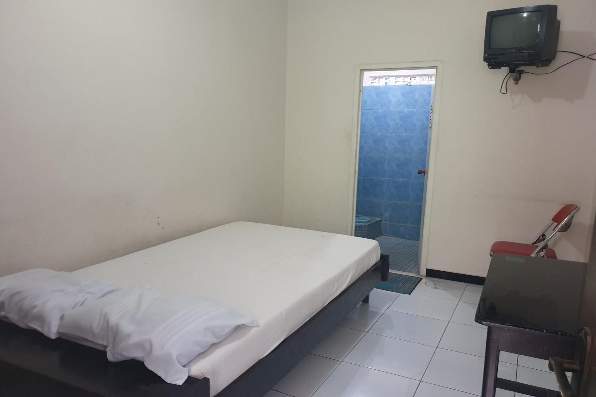 Oyo Life 2090 Ratna Backpacker Syariah Hotel Probolinggo Eksteriør billede