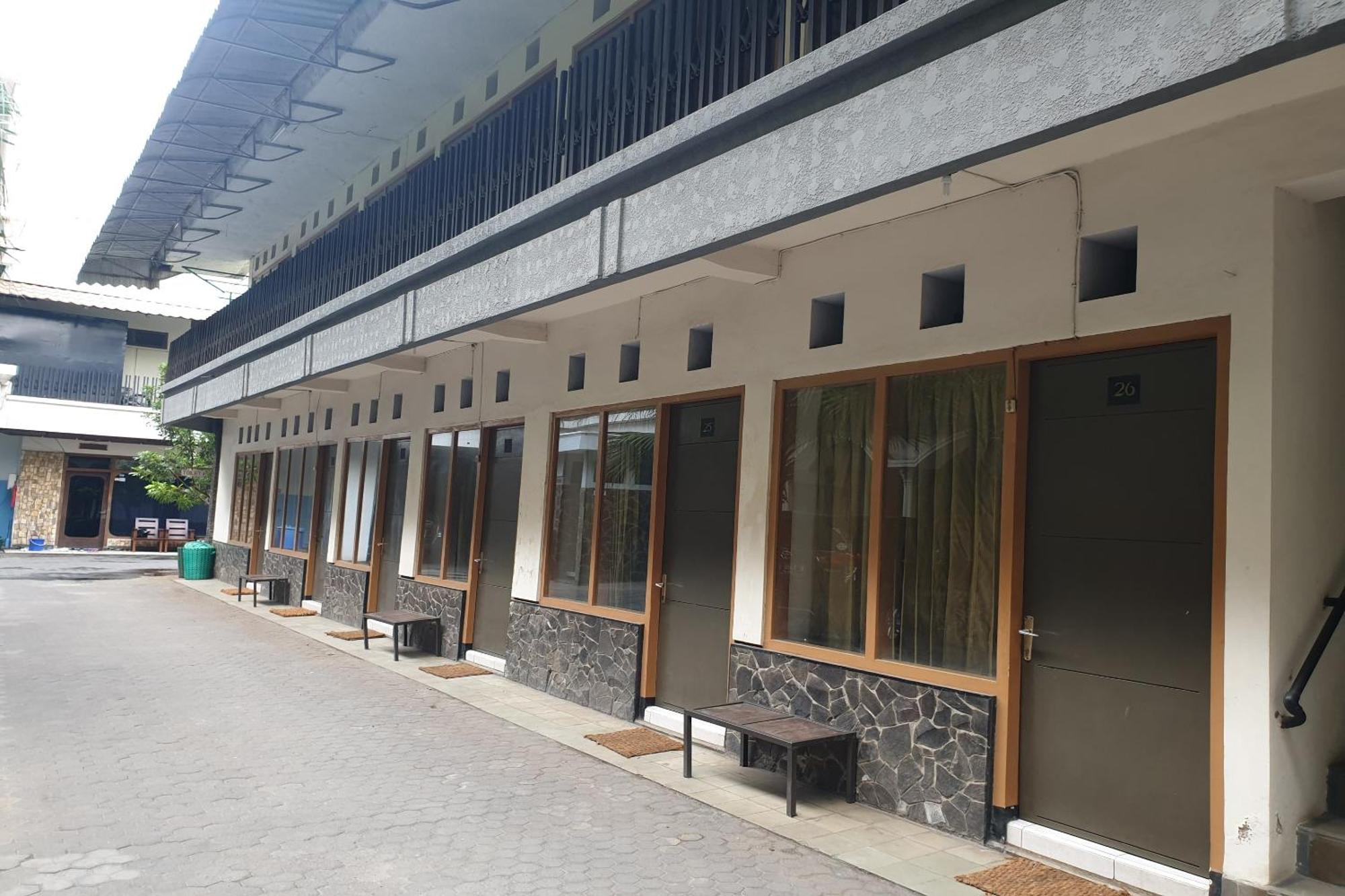 Oyo Life 2090 Ratna Backpacker Syariah Hotel Probolinggo Eksteriør billede